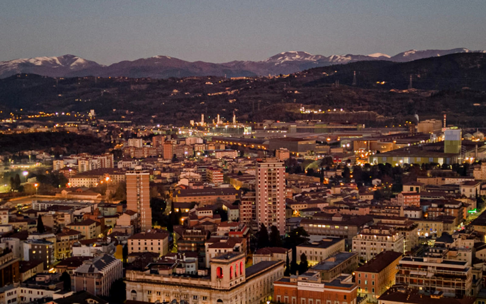 Terni di sera vista dall'alto, con le luci della città accese