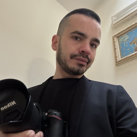 Michele Mattioni con la macchina fotografica