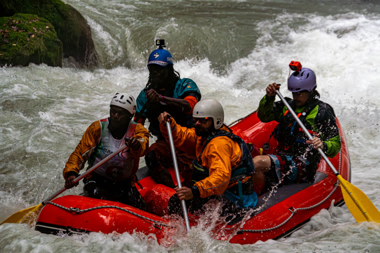 Equipaggio di rafting in gara tra le rapide del Nera