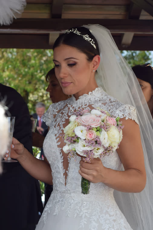 Sposa col bouquet sorride all'uscita