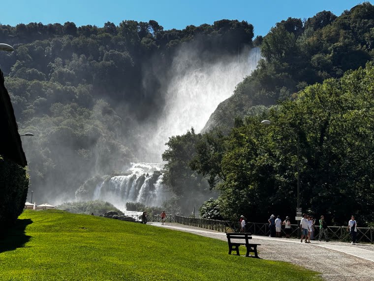 La Cascata delle Marmore con il prato e una panchina