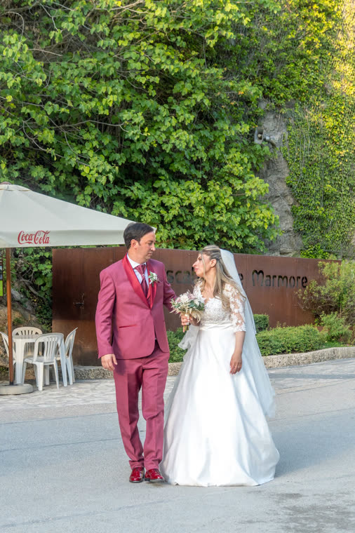 Sposi abbracciati in un giardino