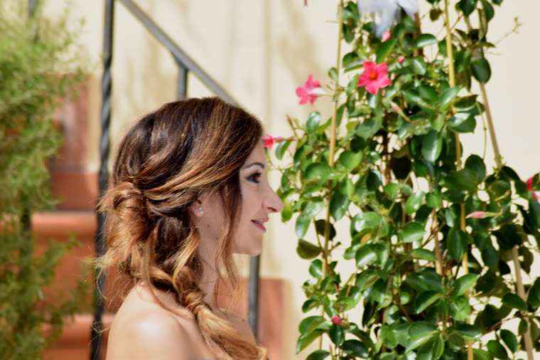 Ritratto di profilo tra fiori rosa