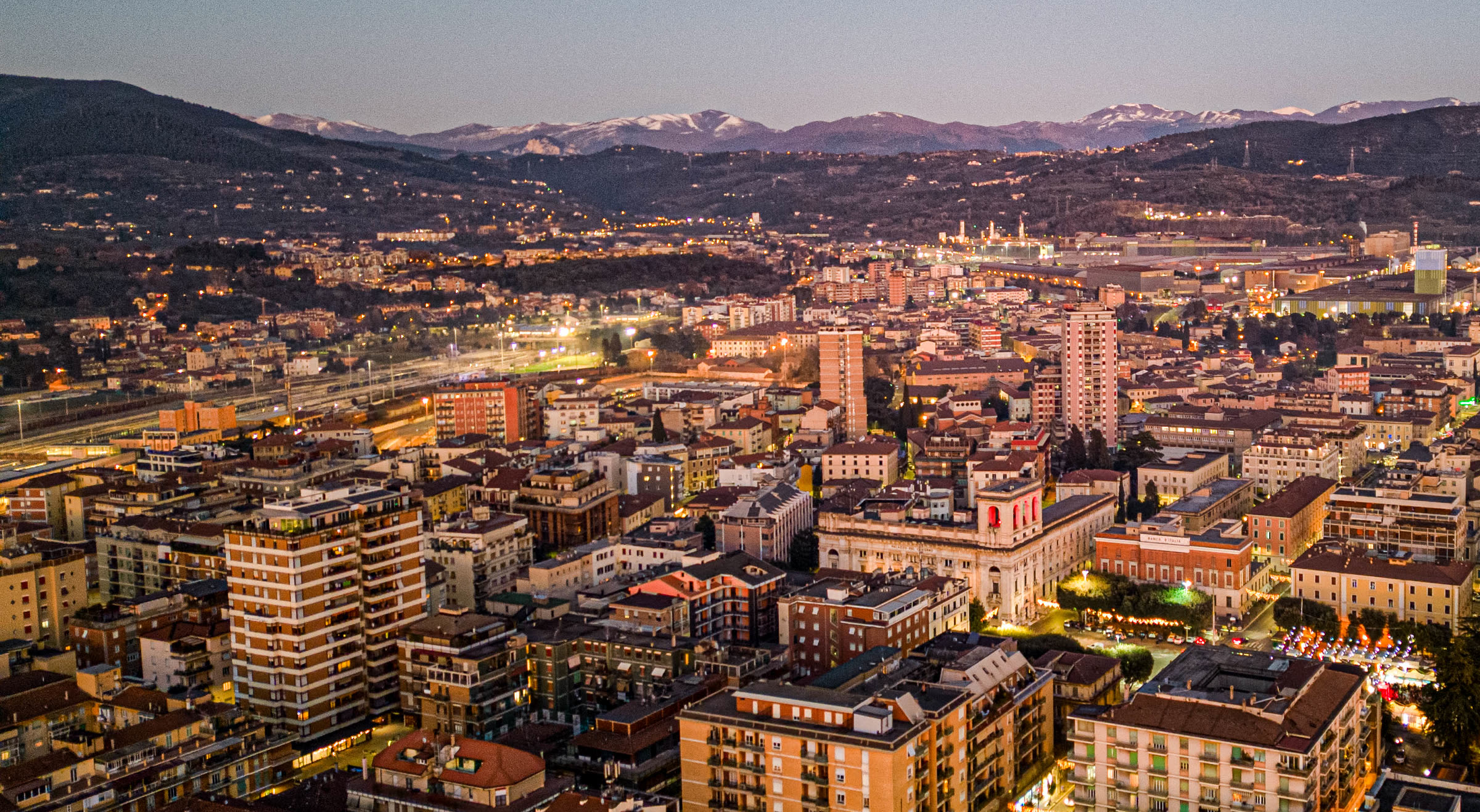 Terni al tramonto vista dall'alto, con le luci della città e i monti sullo sfondo