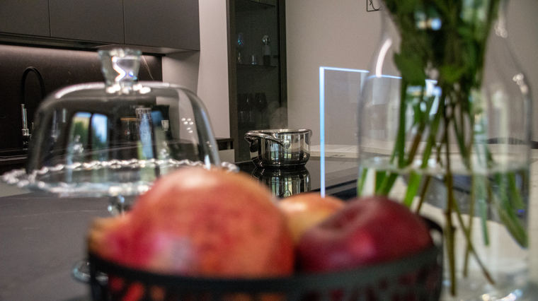 Cucina con frutta e luce naturale