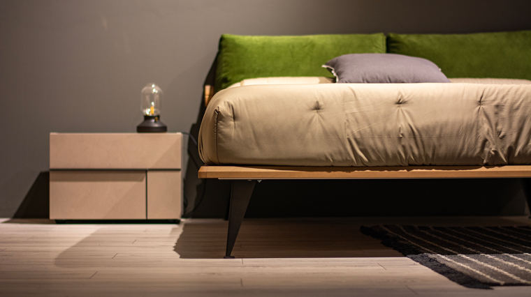 Letto con testiera verde in luce morbida